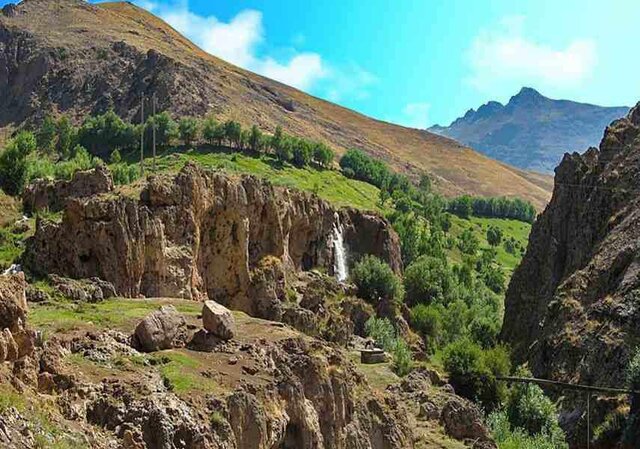 عضو شورای روستا: دانش‌آموزان آبگرم برای استفاده از اینترنت باید به ارتفاعات بروند