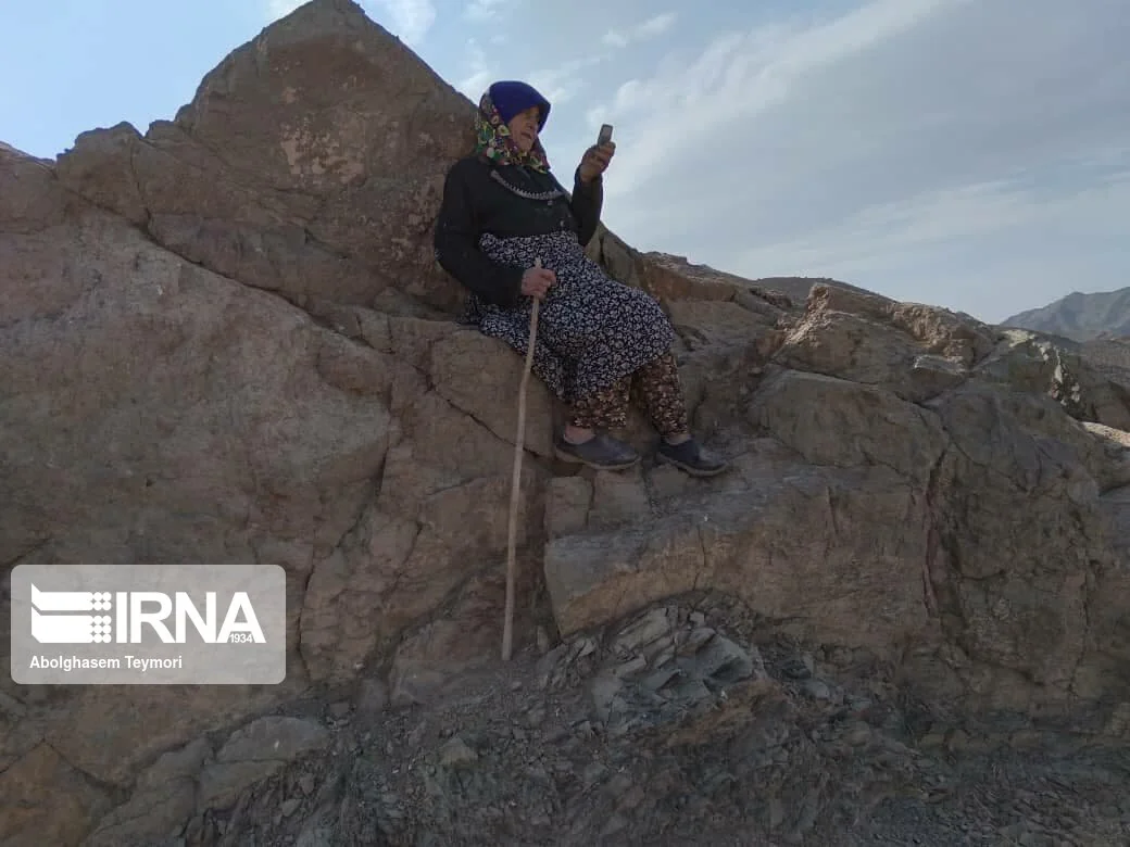 زحمتی که روستاییان فرینو شاهرود برای یک تماس تلفنی می‌کشند