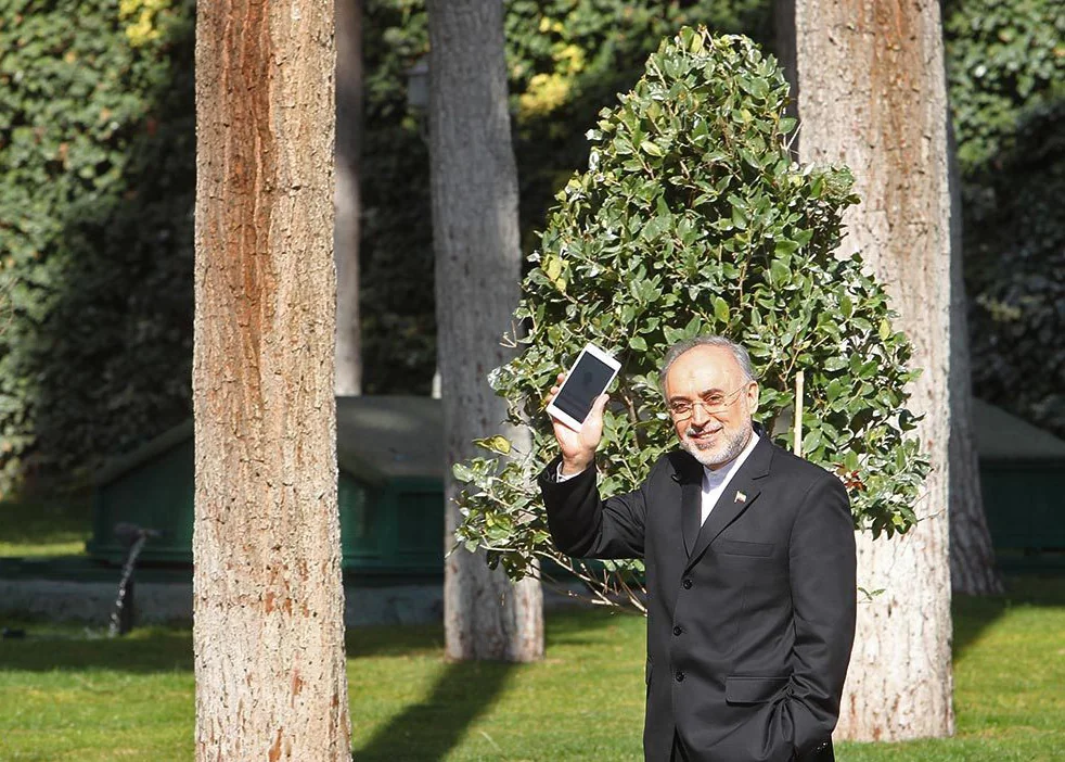 چه گوشی‌هایی در دست سیاستمداران ایرانی است؟+عکس