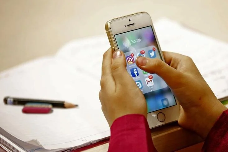 چه ارتباطی بین کارکرد شبکههای اجتماعی و احساس تنهایی وجود دارد؟ چه ارتباطی بین کارکرد شبکههای اجتماعی و احساس تنهایی وجود دارد؟