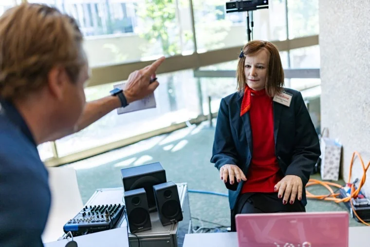 سوختنی///////اطمینان خاطر ربات‌ها به انسان‌ها: مشاغل شما را از دستتان نمی‌گیریم